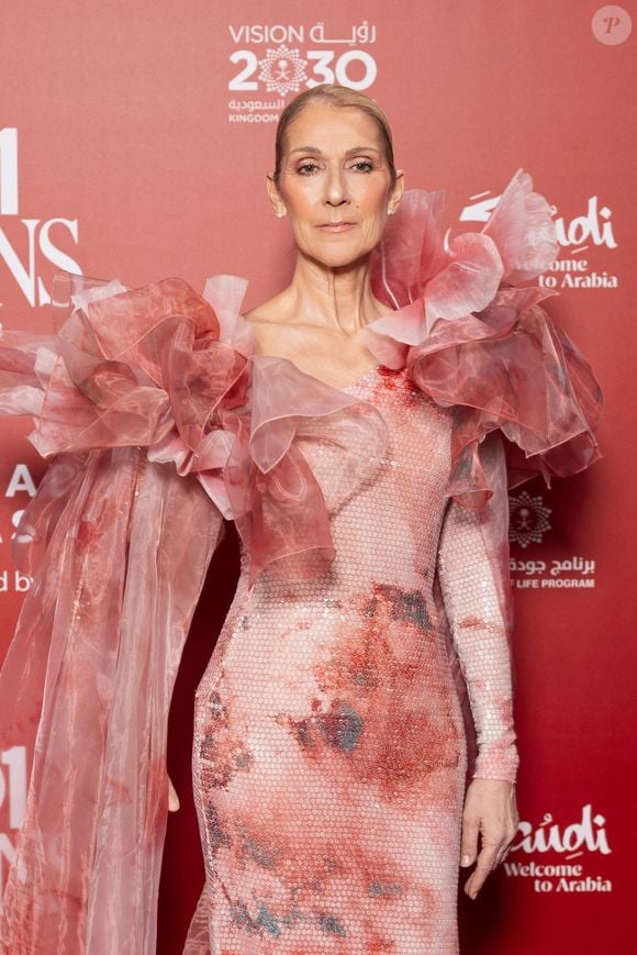 "La voix de Céline a énormément changé et elle se demande si son public est prêt à entendre la nouvelle Céline", a t-elle révélé.

Celine Dion au photocall du défilé anniversaire Elie Saab "1001 Seasons of Elie Saab" à l'espace "The Venue" à Riyad, Arabie saoudite le 13 novembre 2024.
© Tiziano Da Silva / Bestimage