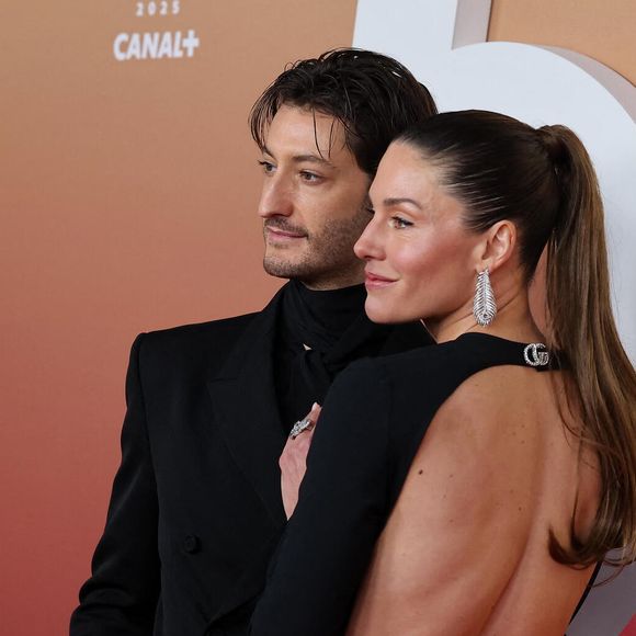 Pierre Niney et sa femme Natasha Andrews - Photocall de la 50ème édition de la cérémonie des César à l'Olympia à Paris, France, le 28 février 2025 © Dominique Jacovides - Olivier Borde / Bestimage
