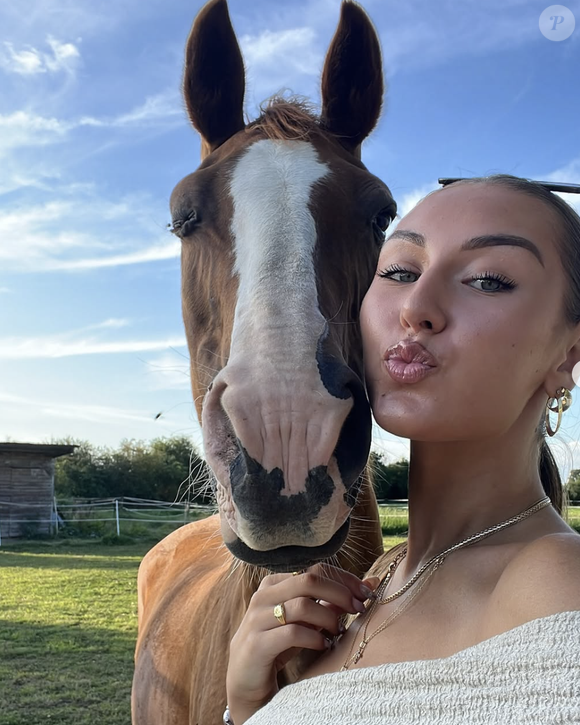 En dehors de son métier, Charlène Laurin est en outre une passionnée d’équitation et de moto. Charlène Marie Laurin est Miss Bourgogne 2025