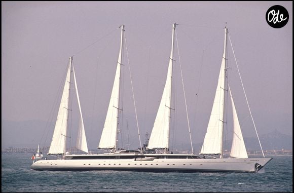 Endommagé puis transféré en Asie, le navire change de nom et poursuit sa route dans des conditions plus difficiles. 

« Archives – Le yacht de luxe Phocéa, alors propriété de Bernard Tapie. Ce voilier emblématique, qui a également appartenu à Alain Colas, Mouna Ayoub et Xavier Niel, a coulé en Malaisie en février 2021 à la suite d’un incendie. Photo : Renaud Bachoffner / Bestimage. »