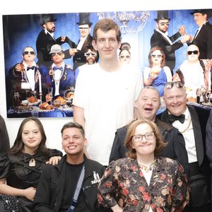 Gad Abecassis, Philippe Shangti, Mayane-Sarah El Baze, Sofian Ribes, Thibaut Conan, Arnaud Toupense, Marie Colin, Ludovic Boul, Artus, lors de la présentation de l'oeuvre "No Judgement here" de Philippe Shangti avec l'équipe du film "Un p'tit truc en plus" au studio Harcourt à Paris le 4 jin 2025. 

© Jack Tribeca / Bestimage