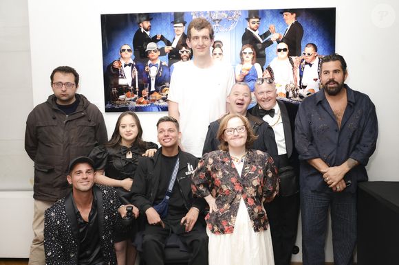 Gad Abecassis, Philippe Shangti, Mayane-Sarah El Baze, Sofian Ribes, Thibaut Conan, Arnaud Toupense, Marie Colin, Ludovic Boul, Artus, lors de la présentation de l'oeuvre "No Judgement here" de Philippe Shangti avec l'équipe du film "Un p'tit truc en plus" au studio Harcourt à Paris le 4 jin 2025. 

© Jack Tribeca / Bestimage