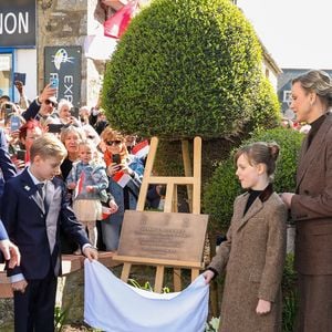 Honorer leurs aïeuls, c'était l'objectif de ce voyage. Ce passage à Matignon était également l'occasion, pour le souverain, de dévoiler une plaque pour honorer un être cher : le prince Rainier III, dont on a commémoré les 20 ans de la disparition, le 6 avril 2025.

Le prince Albert II de Monaco, le prince Jacques de Monaco, marquis des Baux, la princesse Gabriella de Monaco, comtesse de Carladès, la princesse Charlène de Monaco lors d'une visite à Matignon le 9 avril 2025. © Dominique Jacovides / Bestimage