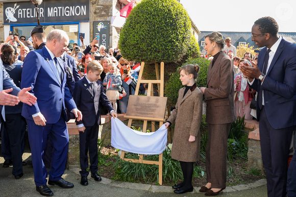 Honorer leurs aïeuls, c'était l'objectif de ce voyage. Ce passage à Matignon était également l'occasion, pour le souverain, de dévoiler une plaque pour honorer un être cher : le prince Rainier III, dont on a commémoré les 20 ans de la disparition, le 6 avril 2025.

Le prince Albert II de Monaco, le prince Jacques de Monaco, marquis des Baux, la princesse Gabriella de Monaco, comtesse de Carladès, la princesse Charlène de Monaco lors d'une visite à Matignon le 9 avril 2025. © Dominique Jacovides / Bestimage