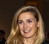 "J’ai eu deux beaux garçons formidables, doux, intelligents et l’un sera père à ta naissance. Mais au travers de ta naissance, ça sera une renaissance pour moi", a-t-elle poursuivi.

Exclusif - Julie Gayet lors du vernissage des expositions E.Jospin. Grottesco et C.Tabouret au Grand Palais à Paris le 8 décembre 2025.

© Vincenzo Arnone / Bestimage