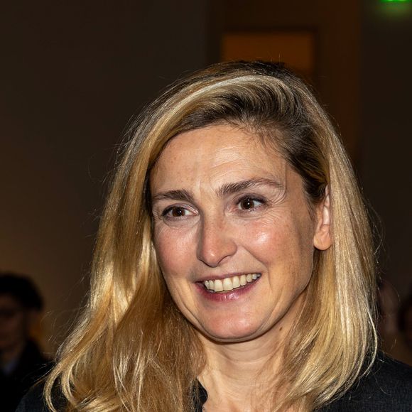 "J’ai eu deux beaux garçons formidables, doux, intelligents et l’un sera père à ta naissance. Mais au travers de ta naissance, ça sera une renaissance pour moi", a-t-elle poursuivi.

Exclusif - Julie Gayet lors du vernissage des expositions E.Jospin. Grottesco et C.Tabouret au Grand Palais à Paris le 8 décembre 2025.

© Vincenzo Arnone / Bestimage