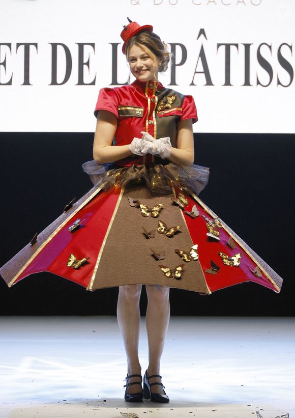 Florence Coste - Pour célébrer ses 30 ans, le Salon du Chocolat de Paris réinvente son mythique défilé de robes en chocolat autour d’une thématique inédite : la Comédie Musicale, à Paris mardi 28 octobre 2025. © Christophe Aubert via Bestimage