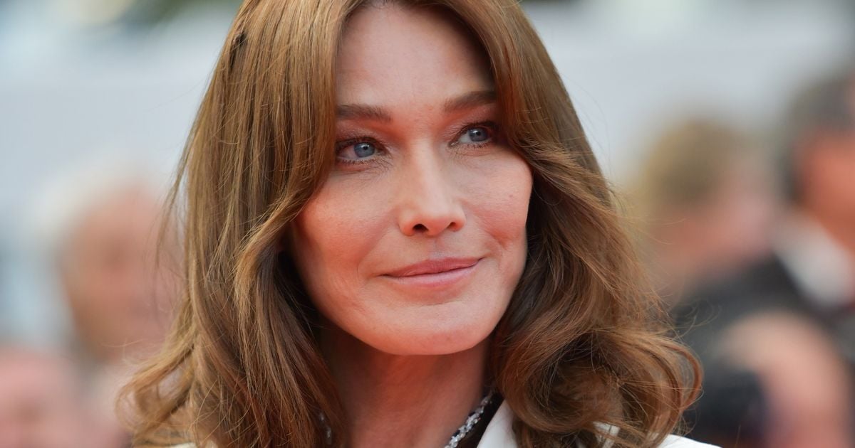 À 57 ans, Carla Bruni fait part de sa méthode pour garder une taille fine : "C'est adapté aux femmes de mon âge"