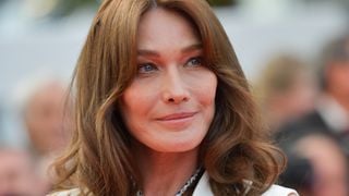 À 57 ans, Carla Bruni fait part de sa méthode pour garder une taille fine : "C'est adapté aux femmes de mon âge"