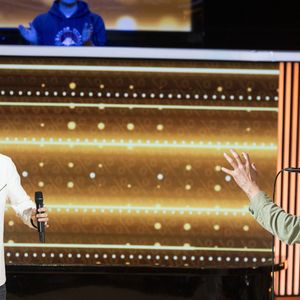 Exclusif - Cyril Féraud, Robin Cavailles (champion du monde de beatBox) lors de l'enregistrement de l'émission "100% logique" présentée par C. Feraud et qui sera diffusée le 11 octobre 2025 au Studio du Lendit à Saint-Denis, France, le 8 mars 2025. © Cyril Moreau/Bestimage