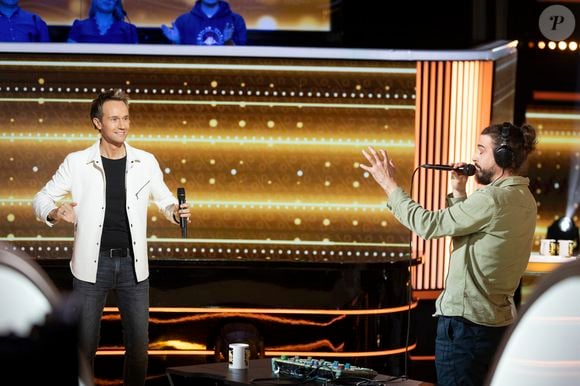 Exclusif - Cyril Féraud, Robin Cavailles (champion du monde de beatBox) lors de l'enregistrement de l'émission "100% logique" présentée par C. Feraud et qui sera diffusée le 11 octobre 2025 au Studio du Lendit à Saint-Denis, France, le 8 mars 2025. © Cyril Moreau/Bestimage