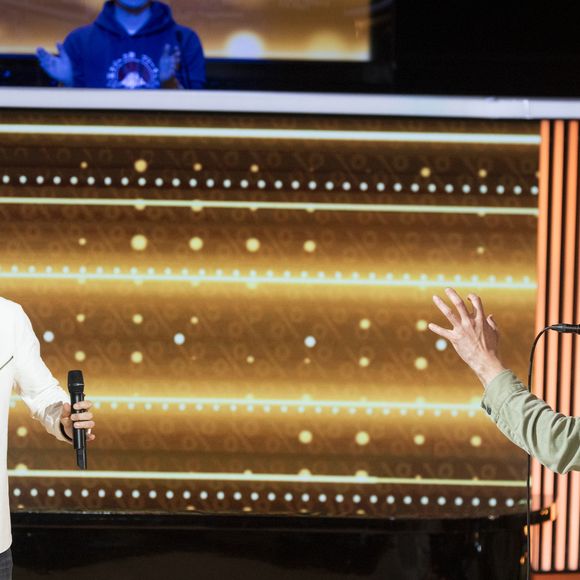 Exclusif - Cyril Féraud, Robin Cavailles (champion du monde de beatBox) lors de l'enregistrement de l'émission "100% logique" présentée par C. Feraud et qui sera diffusée le 11 octobre 2025 au Studio du Lendit à Saint-Denis, France, le 8 mars 2025. © Cyril Moreau/Bestimage