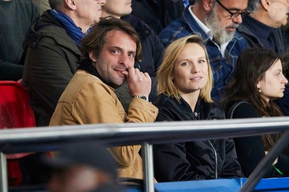 Ana Girardot et son mari Oscar Louveau - Célébrités dans les tribunes lors du quart de finale aller de Ligue des champions au Parc des Princes à Paris le 10 avril 2024. © Cyril Moreau/Bestimage