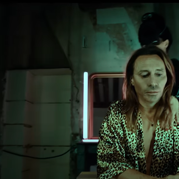 Le DJ, de son vrai nom Christophe Le Friant, a en effet réalisé un ingénieux coup de com' en faisant croire à ses fans qu'il avait cédé à la chirurgie esthétique. 

Bob Sinclar dans son nouveau clip, "Take It Easy On Me", avec Michael Ekow.