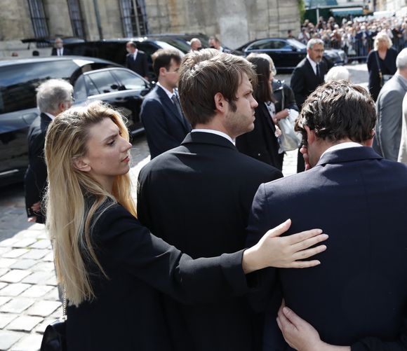 Alessandro Belmondo et sa compagne, Giacomo et Luana Belmondo - Sorties - Obsèques de Jean-Paul Belmondo en l'église Saint-Germain-des-Prés, à Paris le 10 septembre 2021. © Cyril Moreau / Bestimage