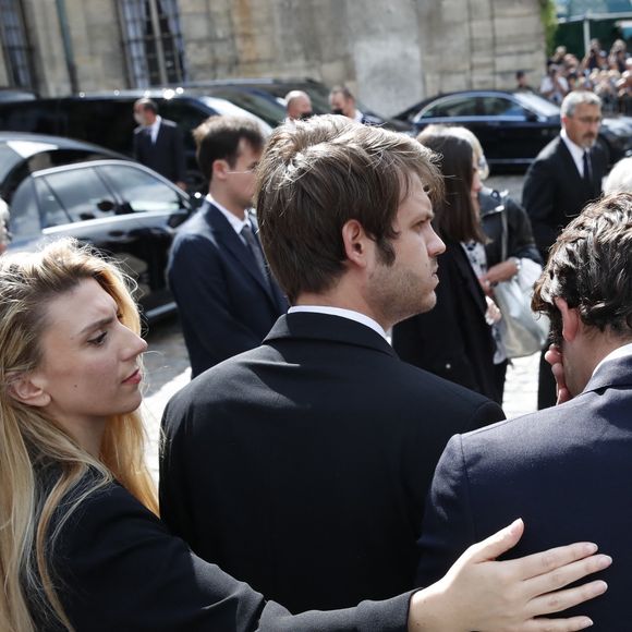 Alessandro Belmondo et sa compagne, Giacomo et Luana Belmondo - Sorties - Obsèques de Jean-Paul Belmondo en l'église Saint-Germain-des-Prés, à Paris le 10 septembre 2021. © Cyril Moreau / Bestimage