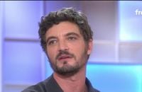 Niels Schneider sur le plateau de "C à vous"