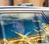 Prenant la direction du château de Windsor

Le prince Harry a rendu hommage à Sa Majesté la Reine dès son arrivée à l'aéroport d'Heathrow, à Londres. Il s'est rendu directement à la chapelle Saint-Georges du château de Windsor, où il a déposé une gerbe et des fleurs pour marquer le troisième anniversaire du décès de sa défunte grand-mère.. GOFF  / BESTIMAGE