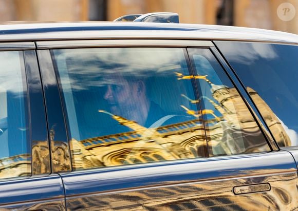 Prenant la direction du château de Windsor

Le prince Harry a rendu hommage à Sa Majesté la Reine dès son arrivée à l'aéroport d'Heathrow, à Londres. Il s'est rendu directement à la chapelle Saint-Georges du château de Windsor, où il a déposé une gerbe et des fleurs pour marquer le troisième anniversaire du décès de sa défunte grand-mère.. GOFF  / BESTIMAGE