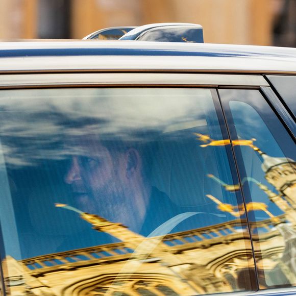 Prenant la direction du château de Windsor

Le prince Harry a rendu hommage à Sa Majesté la Reine dès son arrivée à l'aéroport d'Heathrow, à Londres. Il s'est rendu directement à la chapelle Saint-Georges du château de Windsor, où il a déposé une gerbe et des fleurs pour marquer le troisième anniversaire du décès de sa défunte grand-mère.. GOFF  / BESTIMAGE