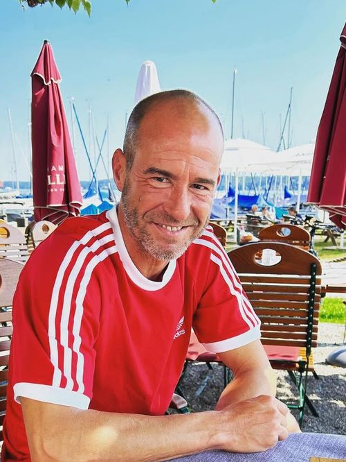 En pleine Coupe du monde, un homme s'introduit chez un ex-footballeur et s'allonge dans le lit de sa fille