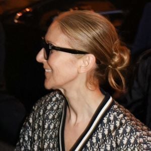 Paris, FRANCE - Céline Dion salue une foule de fans alors qu'elle sort de son hôtel avec son fils RC Angelil à Paris, France.



Sur la photo : Celine Dion