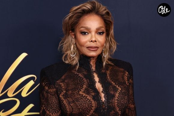 Pour se préparer à la scène, la chanteuse a adopté une activité sportive peu conventionnelle : chanter en sautant sur un trampoline.

Beverly Hills, Californie, États-Unis : Janet Jackson lors du gala Dancers Against Cancer’s Gala of the Stars 2026, organisé au Beverly Hilton Hotel. | 00775149