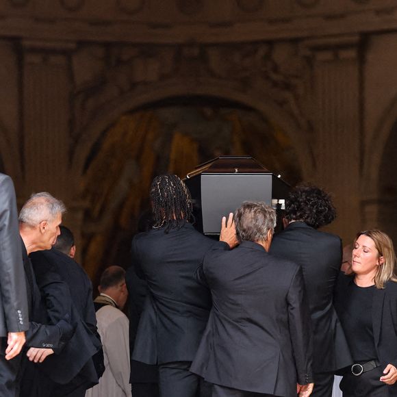 La cérémonie s’est tenue à l’église Saint-Roch, à Paris, trois jours après le décès de l’animateur à l’âge de 76 ans.

Gaston Ardisson, Sekou Crespo-Mara, Lamine Crespo-Mara, Samuel de Ceccatty (mari de Manon Ardisson), Patrick Ardisson - Arrivées aux obsèques de Thierry Ardisson en l’église Saint-Roch de Paris, France, le 17 juillet 2025. © Clovis-Jacovides/Bestimage