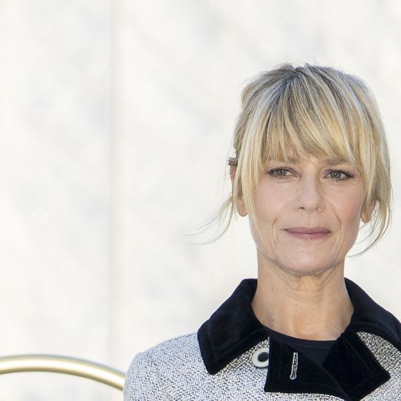 Marina Foïs au photocall du Défilé de mode Vuitton  Collection Printemps-Été 2026 dans le cadre de la Fashion Week de Paris (PFW) dans la Cour Carrée du Louvre, à Paris, France, le 30 septembre 2025. © Olivier Borde/Bestimage