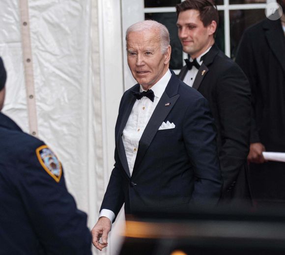 Joe Biden arrive à la première de la pièce "Othello" au theâtre Barrymore à New York, le 23 mars 2025 @Backgrid USA / Bestimage