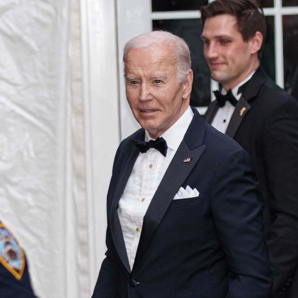 Joe Biden arrive à la première de la pièce "Othello" au theâtre Barrymore à New York, le 23 mars 2025 @Backgrid USA / Bestimage