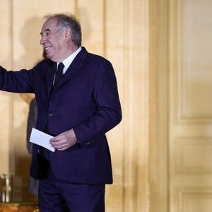 Le nouveau Premier ministre François Bayrou lors de la cérémonie de passation des pouvoirs dans la cour de l'hôtel Matignon, résidence officielle des Premiers ministres français, à Paris, France, le 13 décembre 2024. Photo par Raphael Lafargue/ABACAPRESS.COM