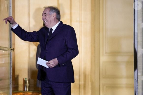 Le nouveau Premier ministre François Bayrou lors de la cérémonie de passation des pouvoirs dans la cour de l'hôtel Matignon, résidence officielle des Premiers ministres français, à Paris, France, le 13 décembre 2024. Photo par Raphael Lafargue/ABACAPRESS.COM