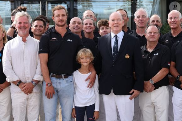 Peter Harrison, Pierre Casiraghi, son fils Francesco, le prince Albert II de Monaco - Le prince Albert II de Monaco a félicité les vainqueurs de l'Admiral’s Cup 2025, les 2 équipages du Yacht Club menés par Pierre Casiraghi, vice-président du Y.C.M. à la barre de Jolt 6 et Peter Harrison sur Jolt 3 le 14 septembre 2025.

© Claudia Albuquerque / Bestimage
