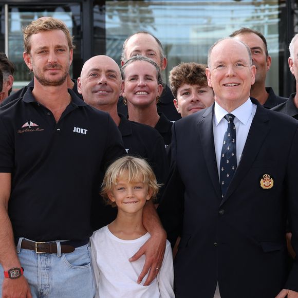Peter Harrison, Pierre Casiraghi, son fils Francesco, le prince Albert II de Monaco - Le prince Albert II de Monaco a félicité les vainqueurs de l'Admiral’s Cup 2025, les 2 équipages du Yacht Club menés par Pierre Casiraghi, vice-président du Y.C.M. à la barre de Jolt 6 et Peter Harrison sur Jolt 3 le 14 septembre 2025.

© Claudia Albuquerque / Bestimage