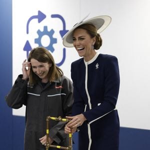 Vêtue d’une élégante robe manteau bleue marine et blanche et coiffée d’un Bibi du célèbre chapelier Philip Treacy,

Le Prince de Galles et la Princesse de Galles, commanditaires du HMS Glasgow, assistent à la cérémonie de baptême du navire au chantier naval de BAE Systems à Scotstoun, Glasgow. 22 mai 2025. Photo by Andrew Barr/News Licensing/ABACAPRESS.COM