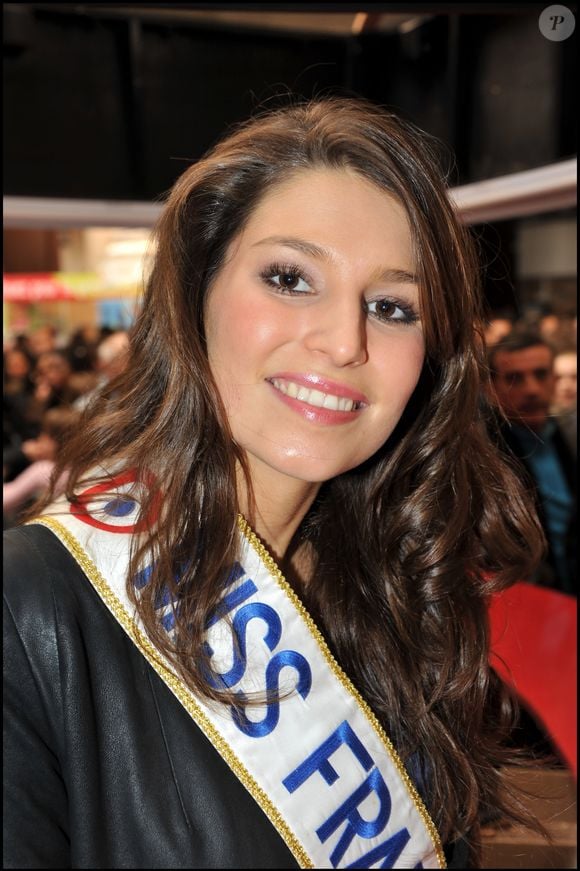 Laury Thilleman (Miss France 2011) donne une séance de dédicaces à l'Hippodrome de Vincennes.