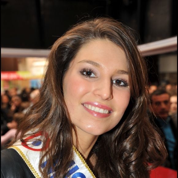 Laury Thilleman (Miss France 2011) donne une séance de dédicaces à l'Hippodrome de Vincennes.