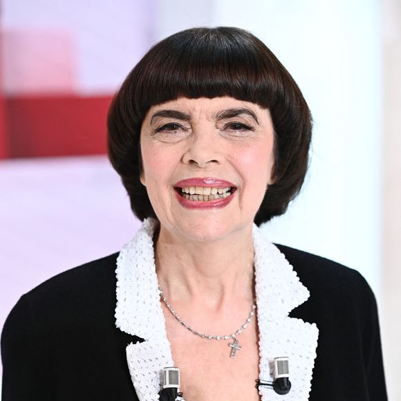 Exclusif - Mireille Mathieu - Enregistrement de l'émission Vivement dimanche au studio Gabriel, présentée par M. Drucker à Paris le 25 novembre 2022. L'émission sera diffusée sur France 3 le 4 décembre 2022.