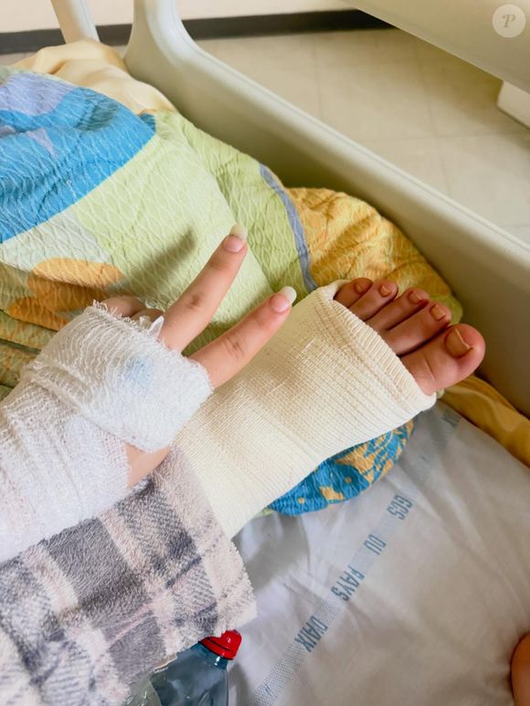 L'adolescente a dû subir une intervention pour réparer une cheville fracturée à la suite d'un accident de balançoire.

Adeline Blondieau, Instagram