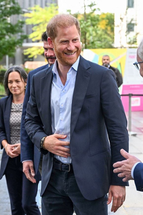 "Changement pour le bien. Et j'embrasse ce changement et j'en profite - je ne le crains pas. C'est ce qui m'excite, l'idée de pouvoir apporter des changements. Pas des changements trop radicaux, mais des changements qui, je pense, doivent se produire".

Archives : le prince Harry @Backgrid USA / Bestimage