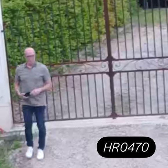 Furieuse, la présentatrice de l'émission L'Amour est dans le pré a décidé de partager les photos où l'on peut voir les individus qui entrent par effraction sur son domaine.

Karine le Marchand, Instagram