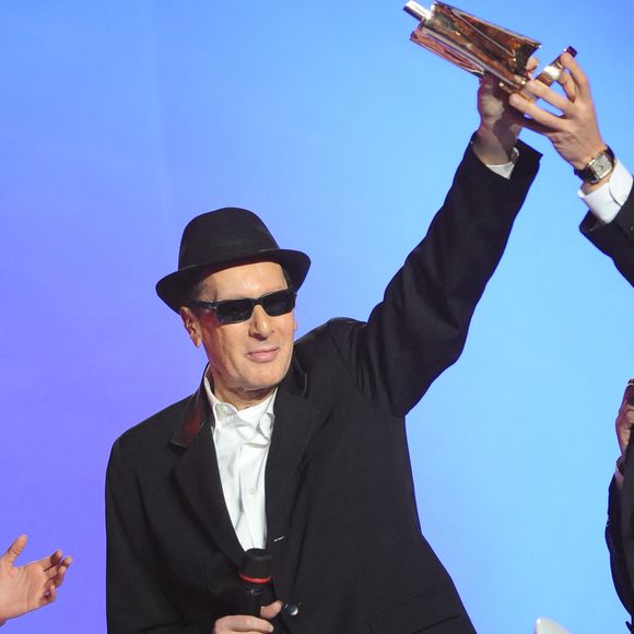 Le chanteur français Alain Bashung reçoit un prix des mains d'Olivia Ruiz lors de la 24ème cérémonie des Victoires de la Musique qui s'est tenue au Zénith de Paris, France, le 28 février 2009. Photo par Thierry Orban/ABACAPRESS.COM