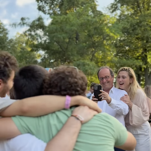 Un moment convivial et festif qui a séduit le public.

François Hollande et Julie Gayet ont passé un week-end festif au rythme de la musique.

Capture d'écran de la vidéo Instagram de François Hollande