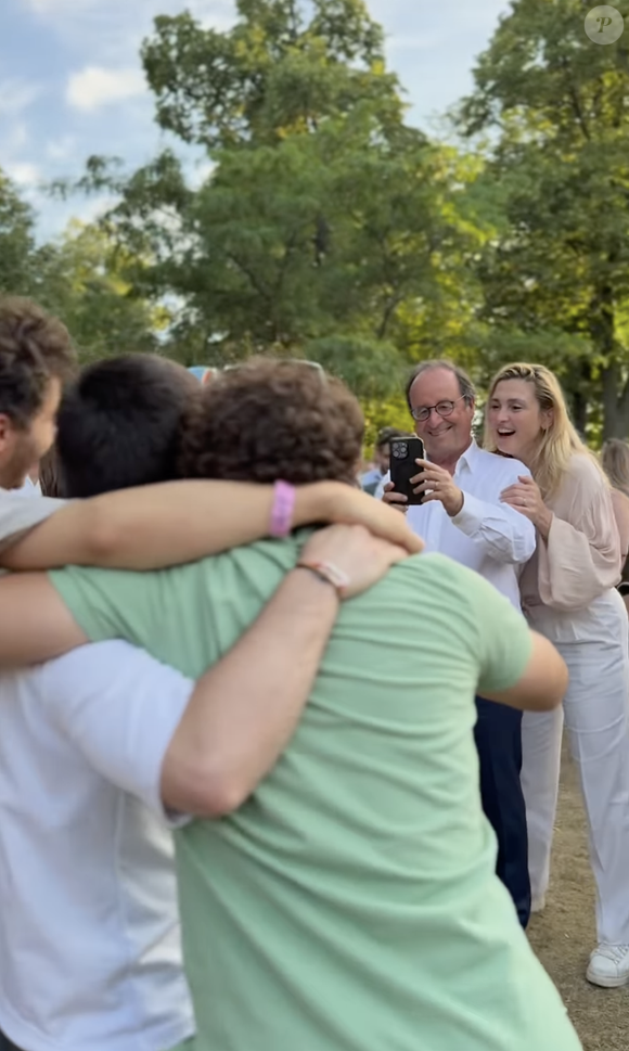 Un moment convivial et festif qui a séduit le public.

François Hollande et Julie Gayet ont passé un week-end festif au rythme de la musique.

Capture d'écran de la vidéo Instagram de François Hollande