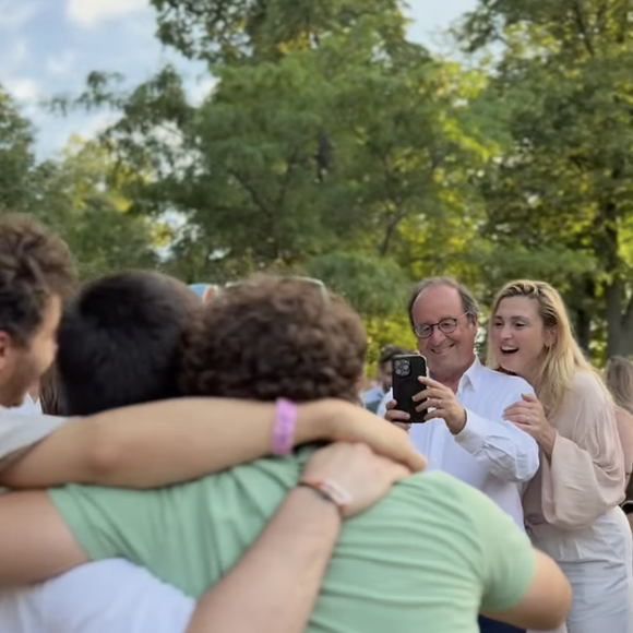 Un moment convivial et festif qui a séduit le public.

François Hollande et Julie Gayet ont passé un week-end festif au rythme de la musique.

Capture d'écran de la vidéo Instagram de François Hollande