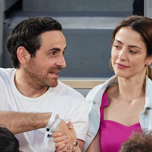 En outre, Marie Treille Stefani peine à s'accorder du bon temps après minuit, étant donné les responsabilités qui l'attendent au quotidien. "On ne peut plus sortir parce que, c'est pas de se coucher tard, c'est que le lendemain matin, à 7h, il y a la même personne qui vient tous les jours. Comment vas-tu ? Fais moi un biberon..."

Camille Combal et sa femme Marie en tribunes lors des Internationaux de France de tennis de Roland Garros 2023, à Paris, France, le 6 juin 2023. © Jacovides-Moreau/Bestimage