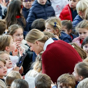 La princesse Charlène de Monaco au Grimaldi Forum, accompagnée du champion monégasque de descente en apnée, Pierre Frolla, et la nouvelle directrice de sa Fondation Mme Anne Boggio, pour accueillir tous les élèves de Cours Préparatoire (CP) de Monaco (316 enfants) pour une matinée de sensibilisation à la prévention de la noyade à Monaco, le 28 novembre 2025. Claudia Albuquerque/Bestimage