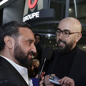 Exclusif - Cyril Hanouna se fait remettre son bagde de collaborateur du Groupe M6 par un des responsables de la sécurité - Les chroniqueurs et les invités quittent la dernière émission "Touche pas à mon poste" (TPMP) en bus pour se rendre devant le siège du groupe M6 à Neuilly-sur-Seine le 27 février 2025. © Jack Tribeca/Bestimage