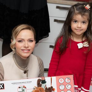 Le prince Albert II de Monaco et la princesse Charlène de Monaco assistent au spectacle de Noël à la crèche de la Croix-Rouge Rosine Sanmori et participent à la traditionnelle distribution de cadeaux de Noël à Monaco. Photo par Olivier Huitel / Pool Monaco / Bestimage
